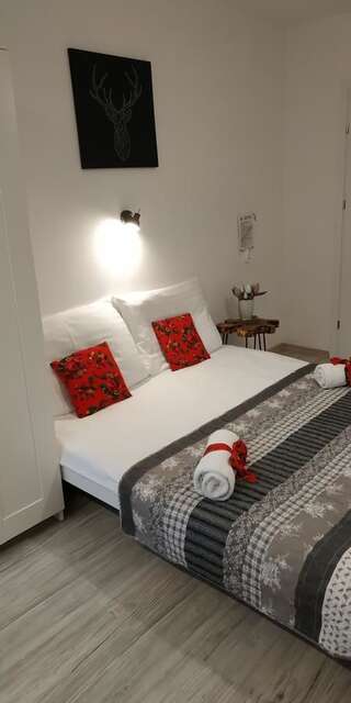 Отели типа «постель и завтрак» Beskidzka Guest House Щирк Четырехместный номер с балконом и собственной ванной комнатой-2